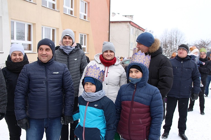 Bobowa. Kilkusetosobowy orszak który poprowadzili Trzej Królowie zmierzał do szopki betlejemskiej