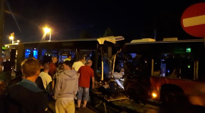 Czołowe zderzenie autobusów miejskich w Bydgoszczy. 18 osób w szpitalu