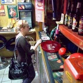 W Strzelcach Opolskich w co trzecim sklepie nieletni mogą kupić alkohol bez żadnych problemów. (fot. Radosław Dimitrow)