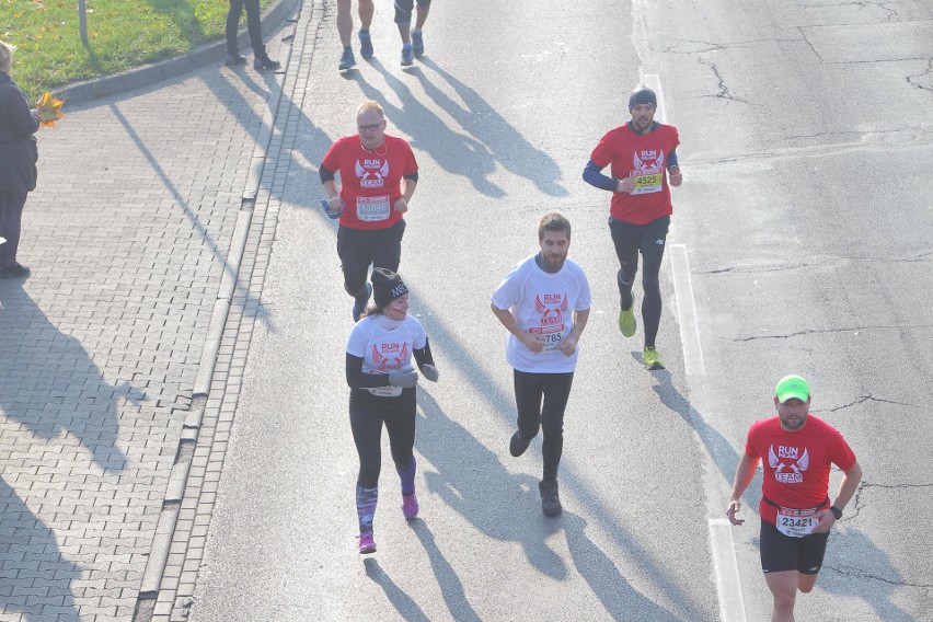 Około 25 tysięcy biegaczy zmaga się z 10-kilometrową trasą...