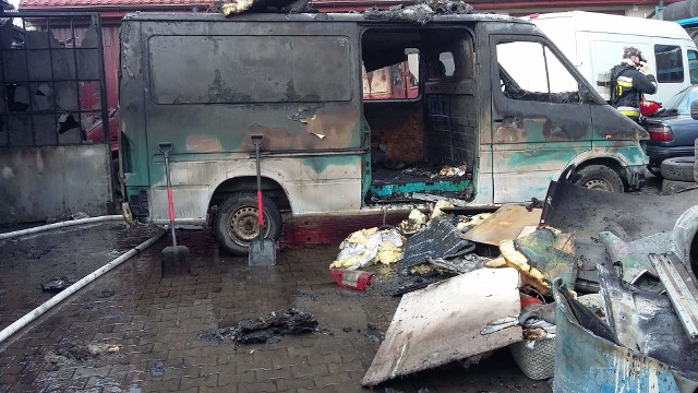 W warsztacie w Przytyku spaliły się miedzy innymi dwa samochody dostawcze.