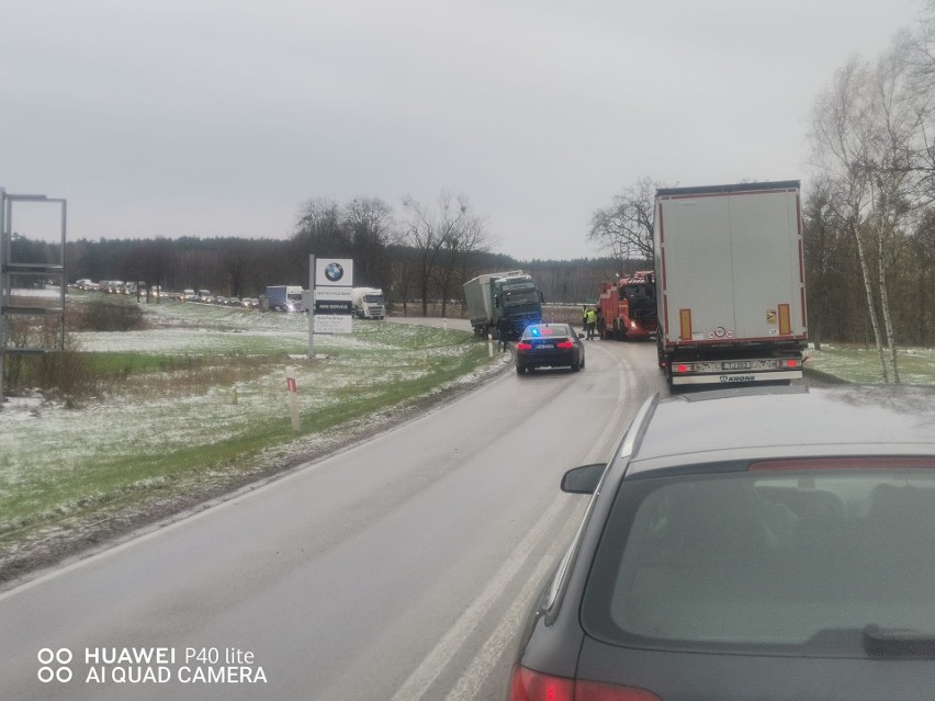 Bielsk Podlaski - Białystok. Fatalne warunki drogowe na DK 19. Sparaliżowany ruch z powodu oblodzenia nawierzchni