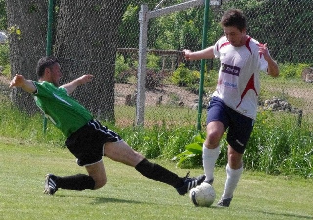 Piłkarze z Lęborka (białe stroje) wygrali mecz z Gryfem II Słupsk.