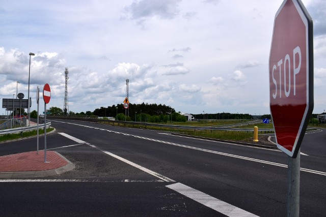 Łącznica drogowa, która umożliwia skręt w kierunku Kobylanki.