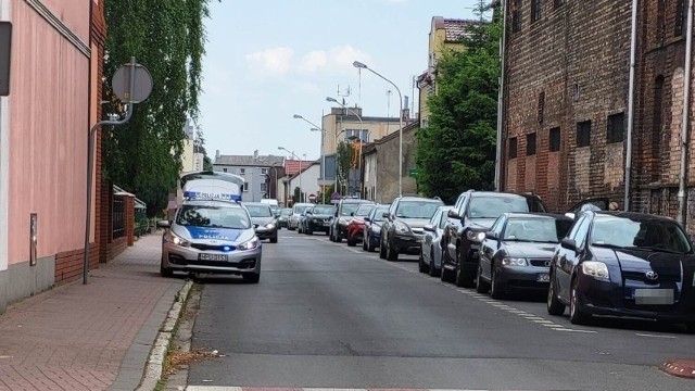 Na parkingu przy ulicy Mossego w Grodzisku Wielkopolskim w jednym z pojazdów został uwięziony noworodek.