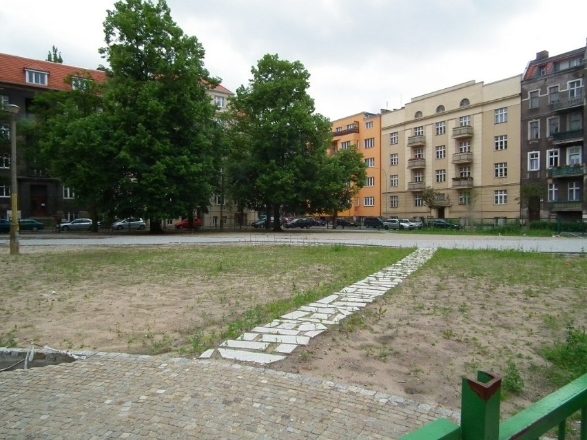 Plac Asnyka w Poznaniu: Bruk jednak nie zniknął