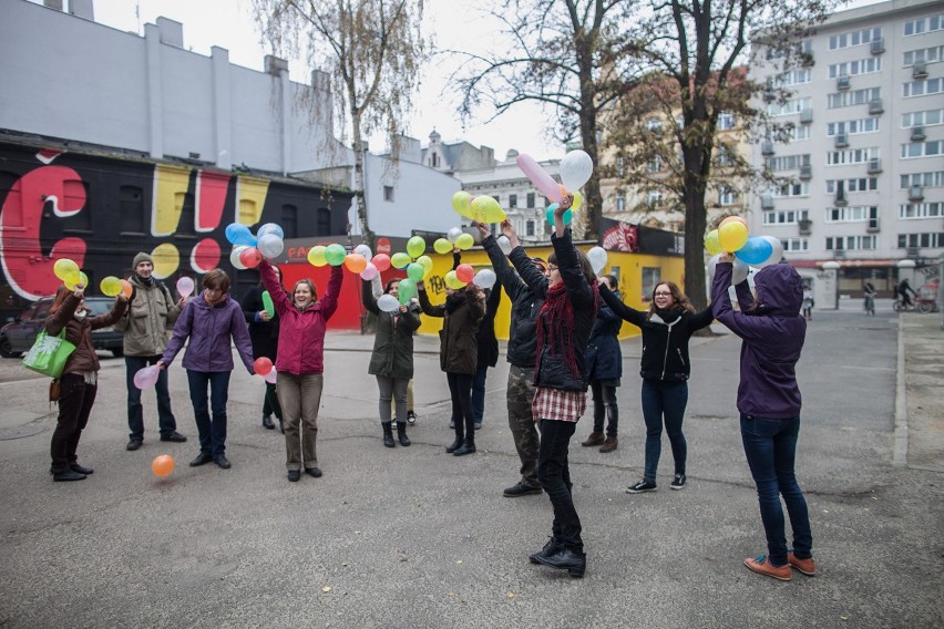 Flash mob "Przebij balon nienawiści" w Off Piotrkowska [ZDJĘCIA]