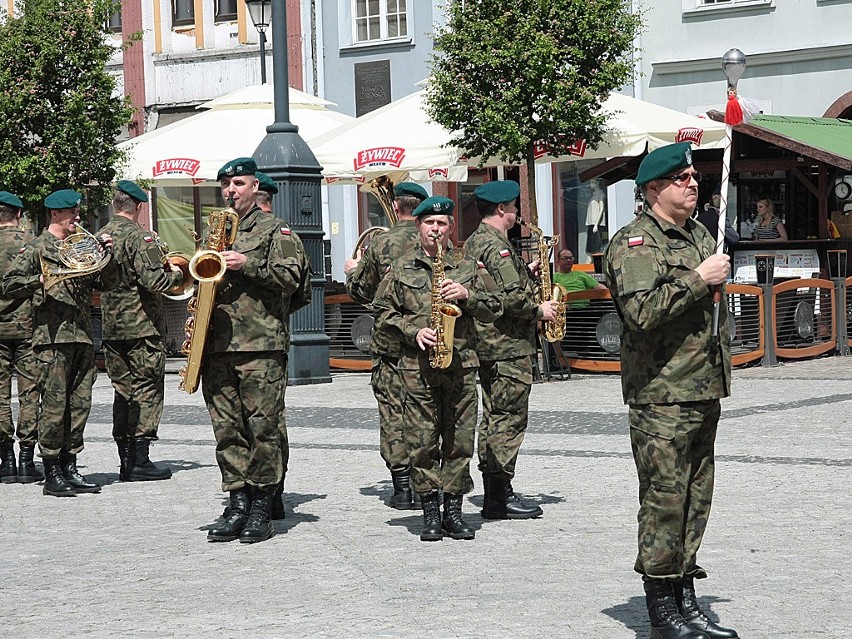 Orkiestra Wojskowa z Torunia zagrała na płycie Rynku w...