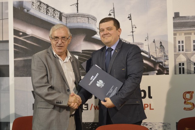 Zenon Banaś i prezydent Jacek Wójcicki chwilę po podpisaniu aktu notarialnego.
