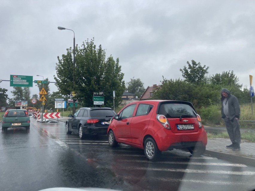 Zderzenie trzech aut na moście Fordońskim. Na wlocie do Bydgoszczy utworzył się ogromny korek