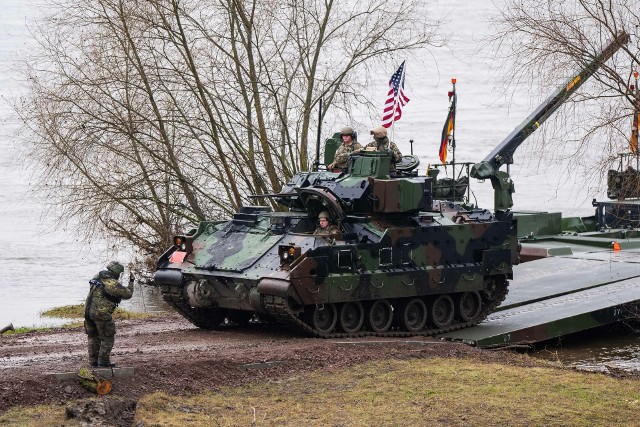 Jesteśmy dziś bezpieczni, bo jesteśmy w NATO. Co by się stało, gdybyśmy nie weszli do Sojuszu? Wystarczy spojrzeć na casus Ukrainy. Warto też pamiętać jak zareagowali Szwedzi i Finowie w momencie rosyjskiej inwazji na Ukrainę - mówi prof. Piotr Mickiewicz z Uniwersytetu Gdańskiego.