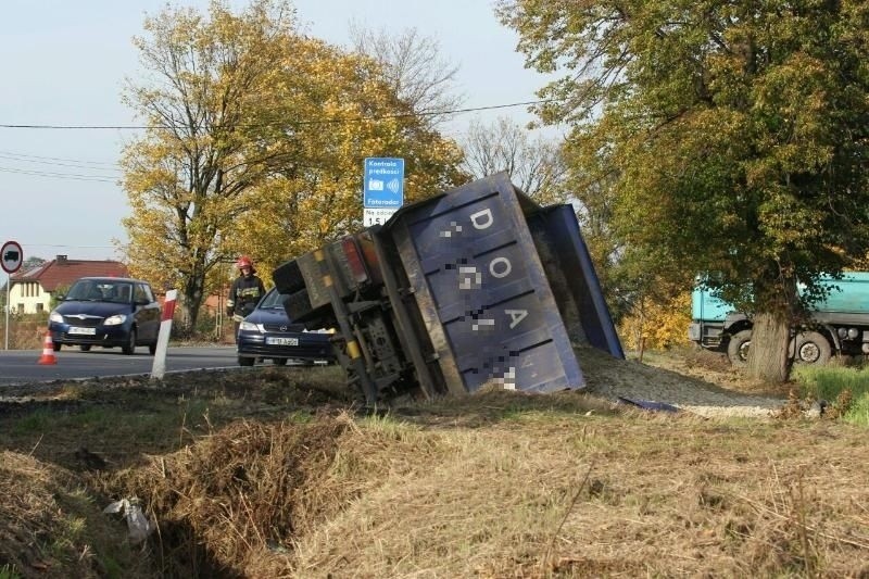 W Żernikach Wrocławskich przewróciła się ciężarówka (ZDJĘCIA)