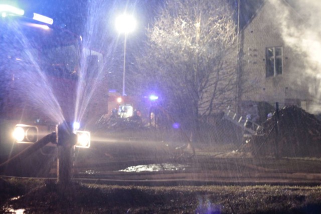 Groźny pożar strawił znaczną część budynku gospodarczego w Krosinie koło Grzmiącej.