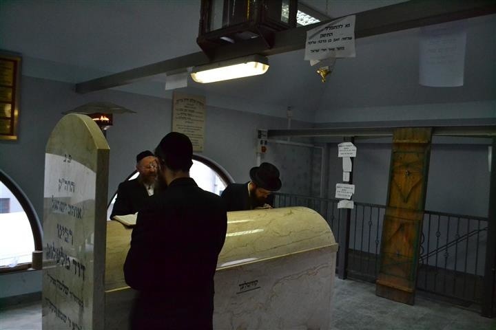 Chasydzi w Lelowie modlą się na grobie cadyka Dawida Bidermana [ZDJĘCIA]