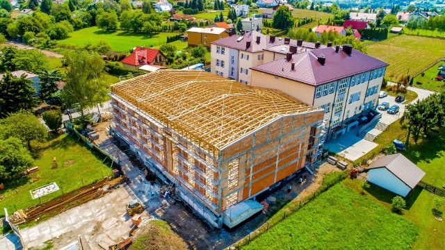 Pierwszy etap budowy hali sportowej oraz dodatkowego boiska przy Szkole Podstawowej w Mietniowie koło Wieliczki, zmierza już do finału. Ta część inwestycji pochłonie prawie 2,7 mln zł