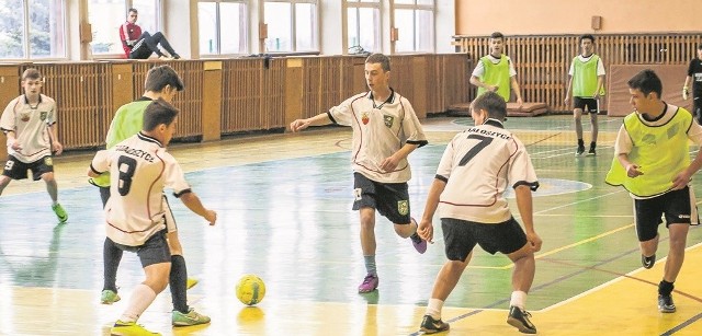 Mecze w turnieju były bardzo zacięte. Na zdjęciu fragment spotkania Chmielnik - Działoszyce. 