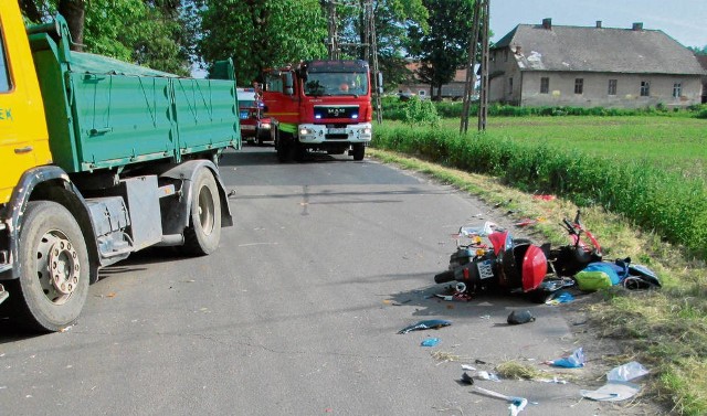 Skuter, którym jechał do szkoły 17-latek Poręby Spytkowskiej został doszczętnie rozbity. Rannego chłopaka do szpitala zabrało Lotnicze Pogotowie Ratunkowego. Jego stan zdrowia był ciężki