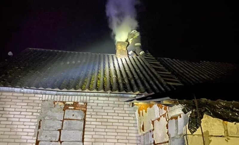 Pożar sadzy w kominie w Starym Kaczkowie. Interweniowali strażacy. 12.12.2021. Zdjęcia