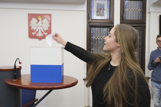 To jeszcze nie - broń Boże! - głosowanie w wyborach do Sejmu. To poniedziałkowe wybory przewodniczącego Młodzieżowej Rady Miasta Torunia