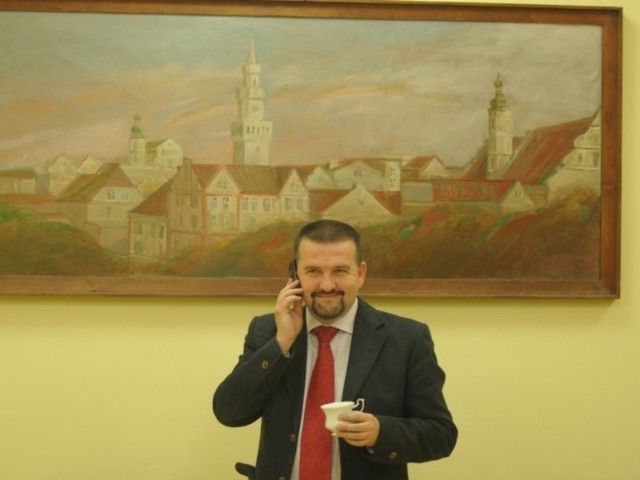 Wiceprezydent Arkadiusz Karbowiak tuż po zwolnieniu z ratusza nie miał zmartwionej miny.  Już wówczas w urzędzie spekulowano, że na stanowisku dyrektora MZD zastąpi Stanisława Tykę.