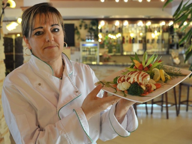 Szefowa kuchni, Barbara Konsur, prezentuje filet po rycersku: - To jedno z moich popisowych dań. Polecany dla tych, którzy chcą zjeść coś dobrego oraz zaspokoić głód.