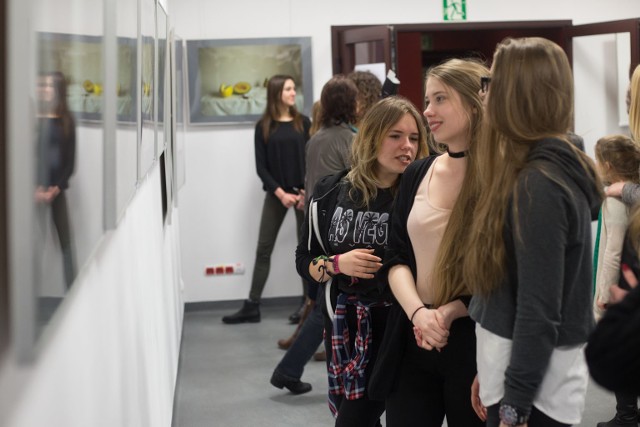 Otwarcie wernisażu prac studentów Międzywydziałowego Studium Fotografii gdańskiej ASP w Galerii Ośrodka Teatralnego "Rondo". 