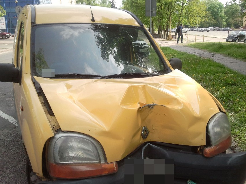 Wypadek na ul. Skorupki. Samochód uderzył w latarnię [ZDJĘCIA]