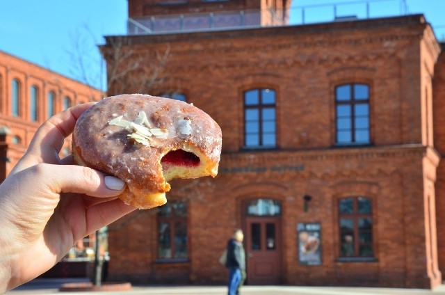 Restauracje w Manufakturze zapraszają na pączki. W Galicji, Piekarzu, Z Pieca Rodem, Cukierni Sowa i Auchan. Smakowite pączki będą dostępne w Gorącej Pączkarni, cukierni Sucré, restauracji La Vende i Rajskim Jadle. Dla tych, którzy nadal trzymają noworoczną dietę, specjalne donuty w 6 różnych smakach przygotowało Chude Ciacho. W ofercie będą donuty o smaku monte, słonego karmelu, snickersa, białej czekolady z maliną, mlecznej czekolady ze śliwką, a także pieczonego jabłka z cynamonem.