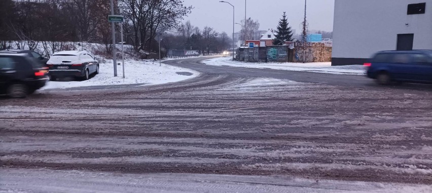 Pierwszy atak zimy w tym roku w Szczecinie. W regionie pracuje 63 pługosolarek i pługów