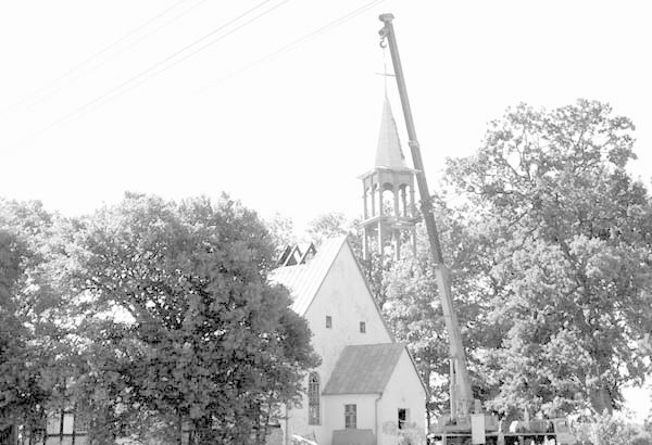 Montaż wieży na kościele w Kołczygłowach - ten moment utrwalono w kronice Kołczygłów