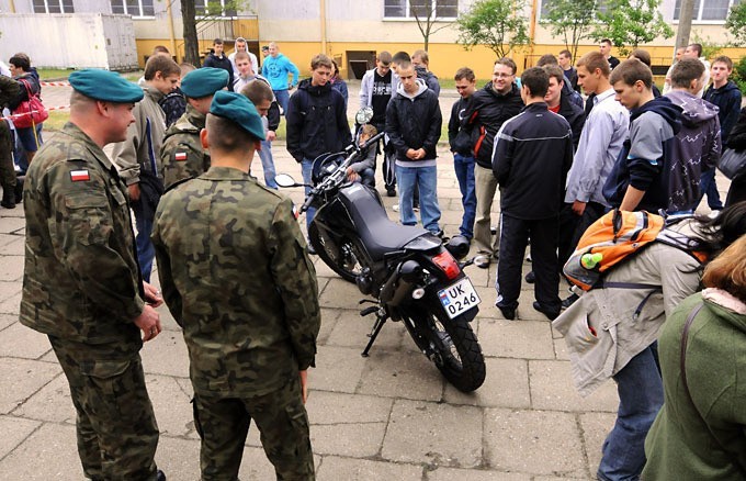 Dzień z życia żołnierza, wizyta w koszarach