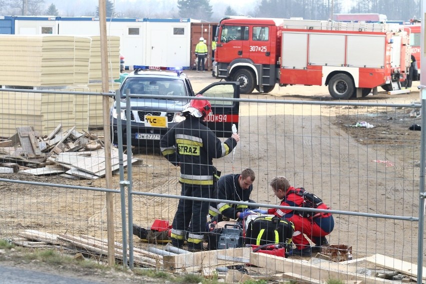 Wrocław: Wypadek na budowie. Jedna osoba nie żyje, druga walczy o życie. Na miejscu lądował śmigłowiec LPR (ZDJĘCIA)