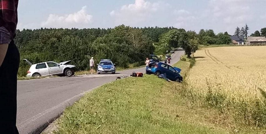 Gmina Leśniowice: Czołowe zderzenie dwóch aut w Teresinie. Trzy osoby trafiły do szpitala