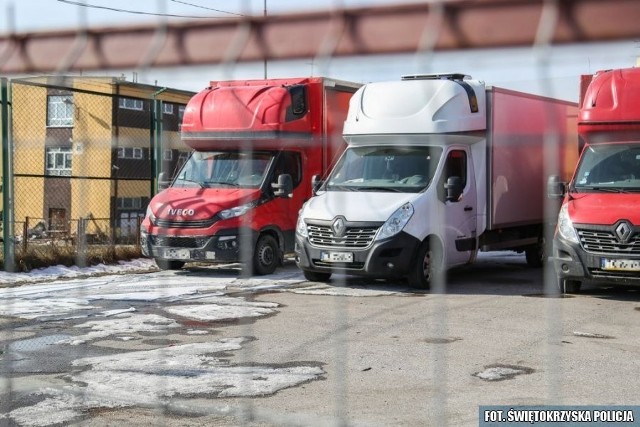 Policjanci zabezpieczyli siedem samochodów