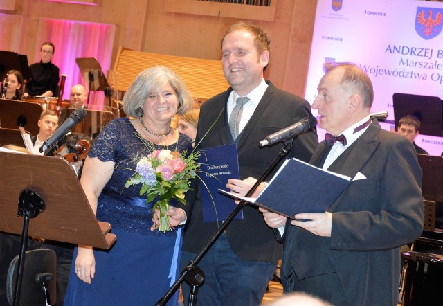 Sebastian Gerstenberg otrzymał z rąk pani konsul Niemiec w Opolu dyplom uznania przyznany przez ambasadora RFN.