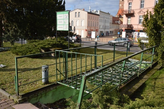 To te stare toalety rodem z PRL-u. - Na budowę podziemnych nas nie stać - mówi burmistrz Arseniusz Finster. - Musiałaby być winda dla matek z wózkami i osób niepełnosprawnych