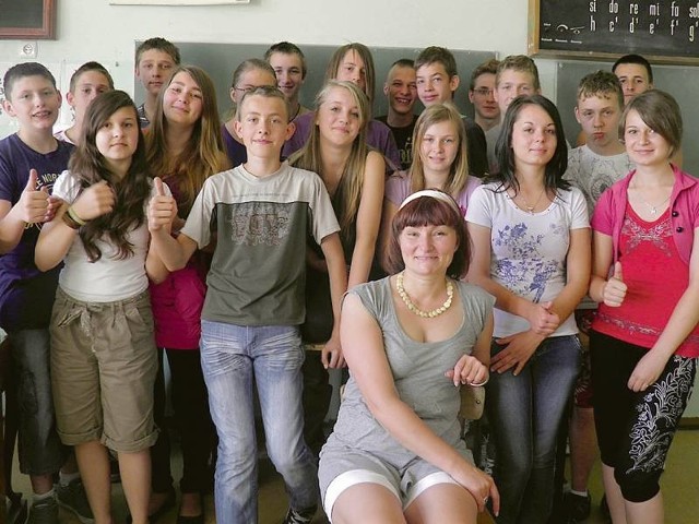 W zeszłym roku nasz plebiscyt wygrała Joanna Olszewska. Na zdjęciu ze swymi wychowankami z gimnazjum z Ośna Lubuskiego.
