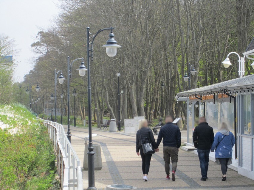 Zakaz zgromadzeń i noszenie maseczek traktowane coraz mniej poważnie?