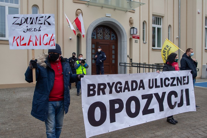 Działacze KOD w Bydgoszczy manifestowali przed siedzibą...