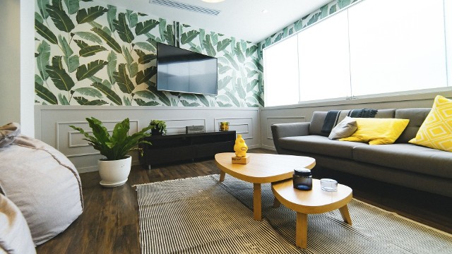 Salon w mieszkaniu może pełnić wiele różnych funkcji, w zależności od potrzeb użytkowników. Zobacz, jak można pięknie zaaranżować pokój gościnny. Na kolejnych slajdach pokazujemy pomysły projektantów >>>