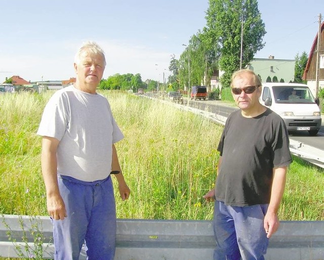 - Wysoka trawa przy wjazdowej drodze to bardzo kiepska wizytówka naszego miasta - przekonują Joachim Woźniak (z lewej) i Jan Kołoda