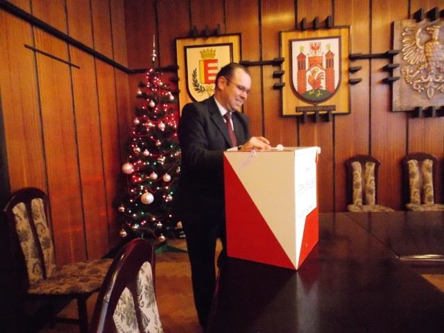 Poprzednio do podziału był 1 mln zł. Gorzowianie do urn wrzucili 4,5 tys. kart. Na zdjęciu: sekretarz Jacek Jeremicz z urną pełną głosów.