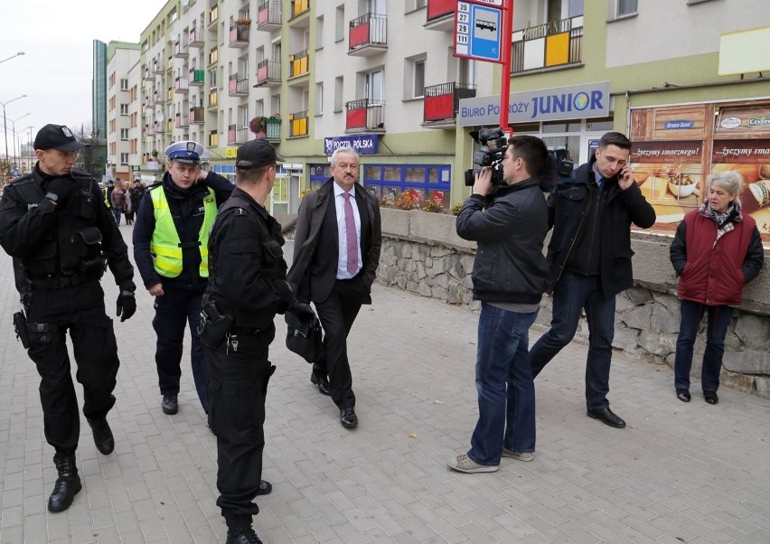 Do urzędu szybko został wezwany patrol policji....