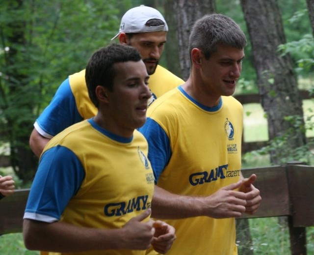 Julen  Aguinagalde (pierwszy z prawej) już trenuje z Vive Targi Kielce.