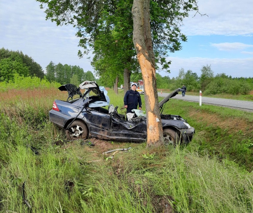Ostrowce, powiat buski. Tragiczny wypadek na drodze krajowej numer 79. Samochód osobowy uderzył w drzewo, nie żyje kierowca. Zobacz zdjęcia