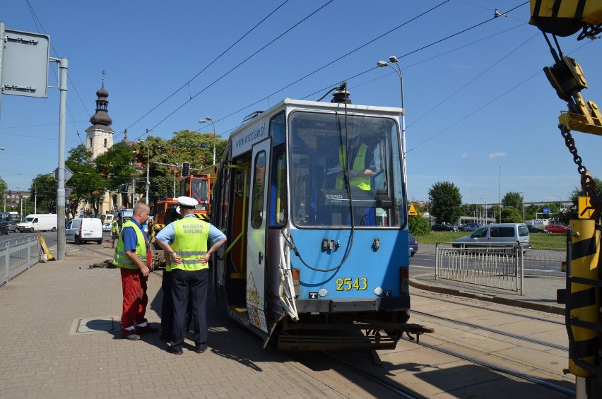 Wykolejenie tramwaju na pl. Wróblewskiego. Tramwaje jeździły objazdami (FILM, ZDJĘCIA)