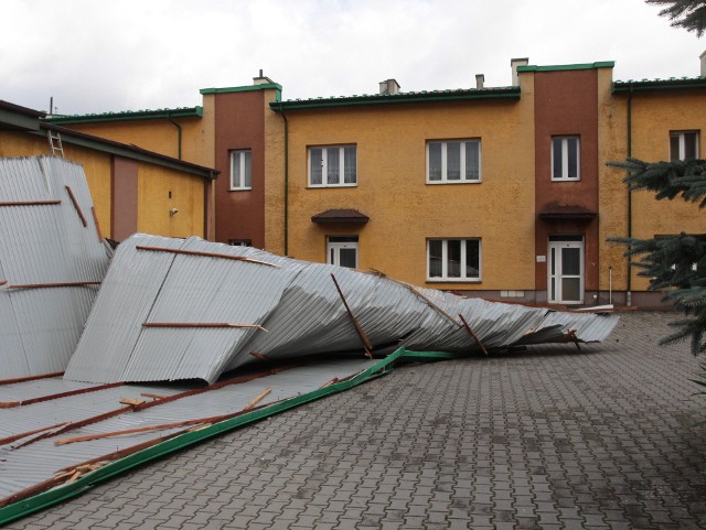 Przy ulicy Malczewskiego wichura zerwała dach z garaży na terenie kurii.