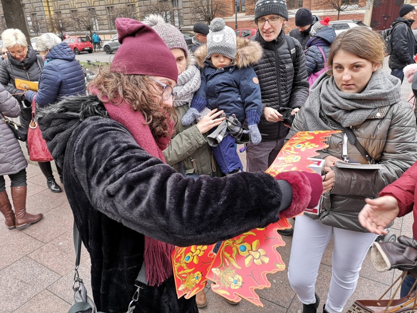 Orszak Trzech Króli 2020 Kraków: Orszak niebieski, afrykański, maszerował przy akompaniamencie licznych bębnów [ZDJĘCIA, WIDEO]