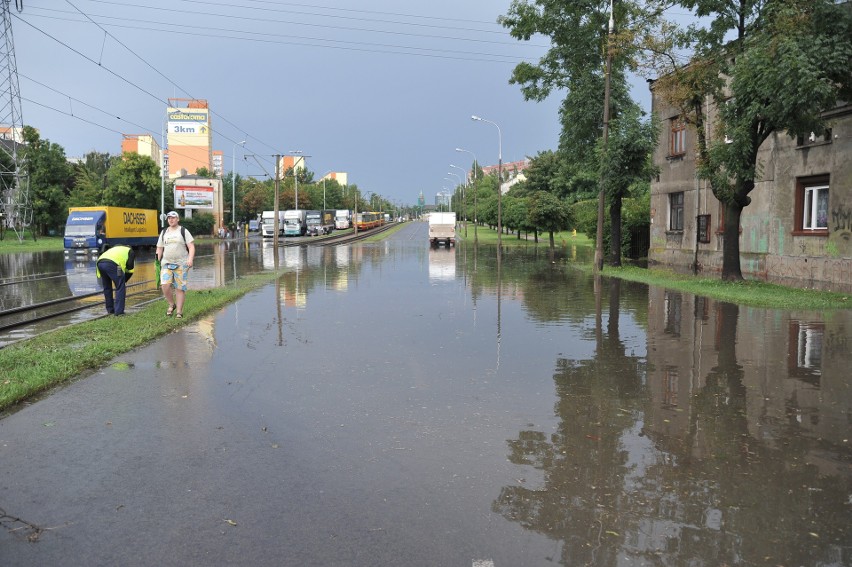 Ulewy w Łodzi podtapiały ulice.