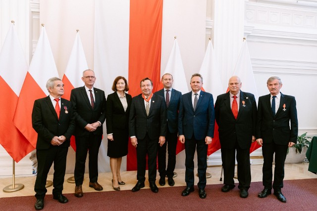 Wojewoda Podkarpacki Ewa Leniart wręczyła odznaczenia państwowe nadane przez prezydenta RP Andrzeja Dudę zasłużonym mieszkańcom regionu.